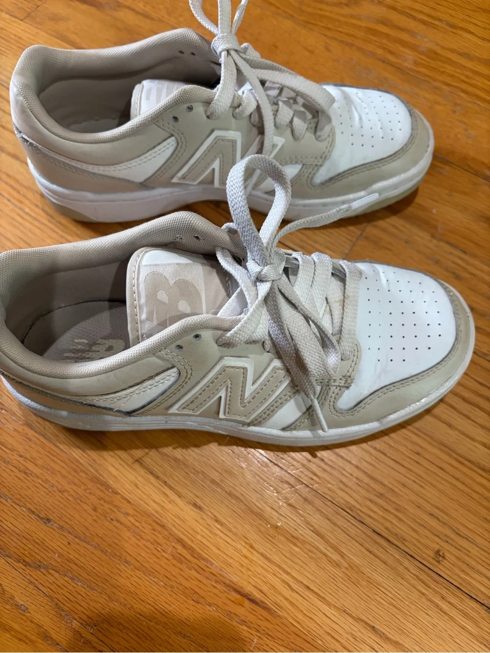 New Balance Kids Cream & White Low-Top Sneakers. Size 4.
